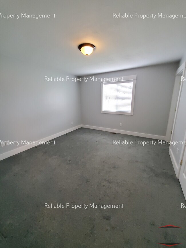 Building Photo - 381 W 1st S