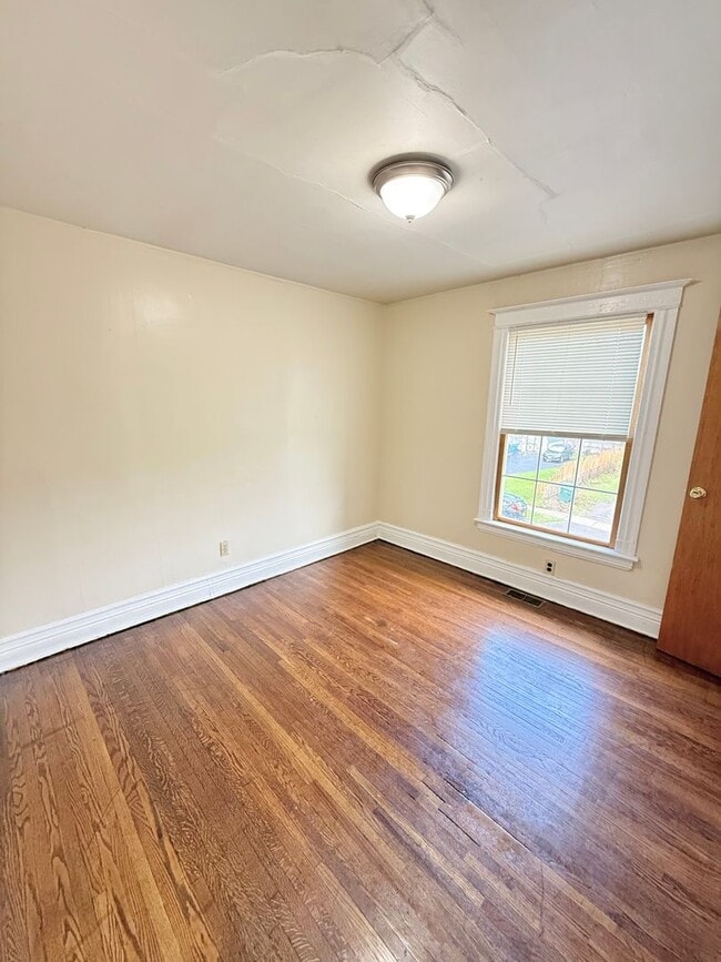 Building Photo - 4/2 Single Family Home | Hardwood Floors |...