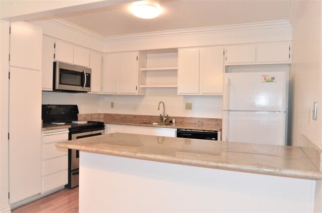 Building Photo - Ground Floor Condo in Wonderful Warm Sprin...