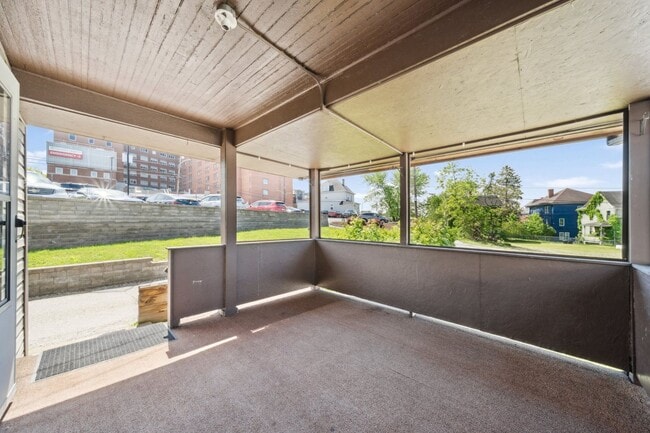 Building Photo - Stunning 3 Bedroom home in Greensburg Avai...