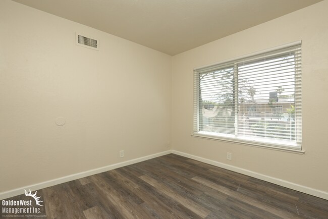 Building Photo - Spacious 4Bdm 2.5Ba Home with Loft in Las Vegas