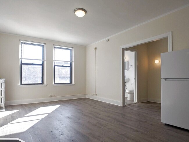 Building Photo - 3335 W Diversey Ave