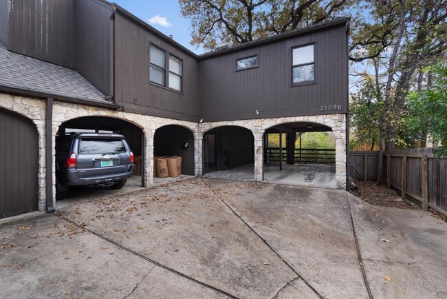 Building Photo - 2109 Bridle Path