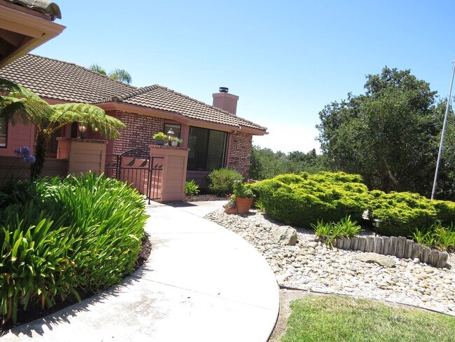 Building Photo - Fabulous Find!