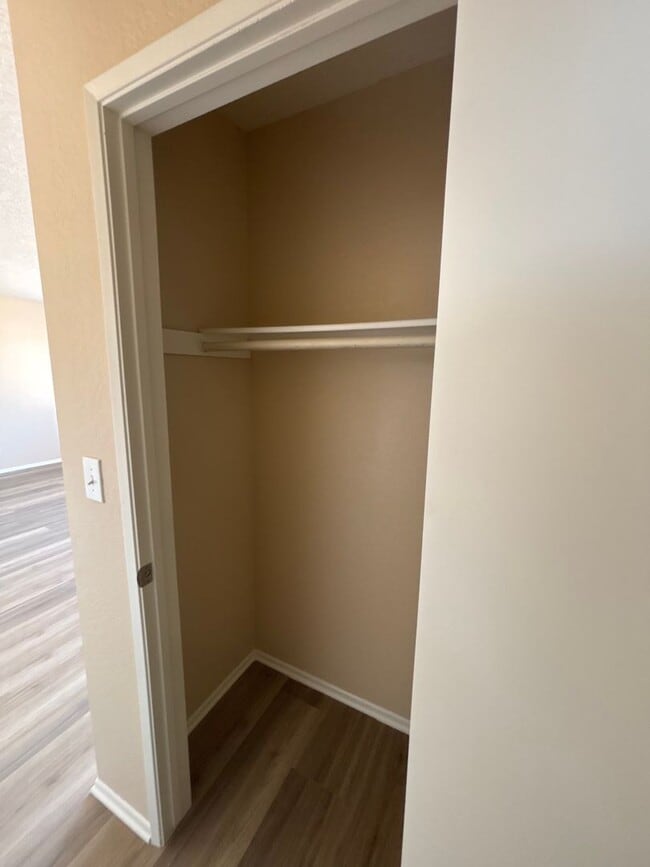 Building Photo - DESIRABLE MESA LOCATION