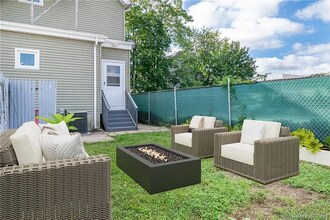 Building Photo - Sophisticated townhouse-style living offering 3 bedrooms, 2 baths
