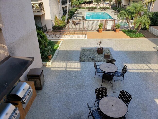 Building Photo - 1127 E Del Mar Blvd