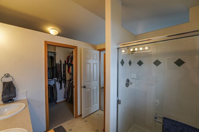 Building Photo - Spacious 3 bed, 2.5 bath Townhome in Ridgewood Hills!