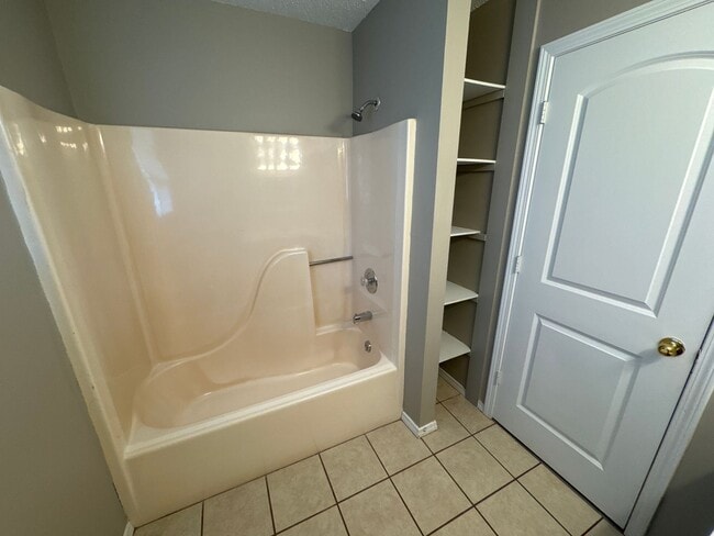 Building Photo - 3 Bedroom! 2 Baths! 2 Car Garage!  Kickapo...