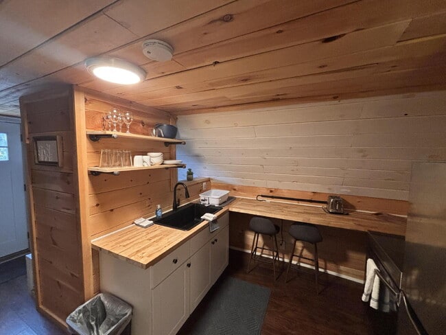 Building Photo - Fully furnished 1 bed studio in Brunswick....