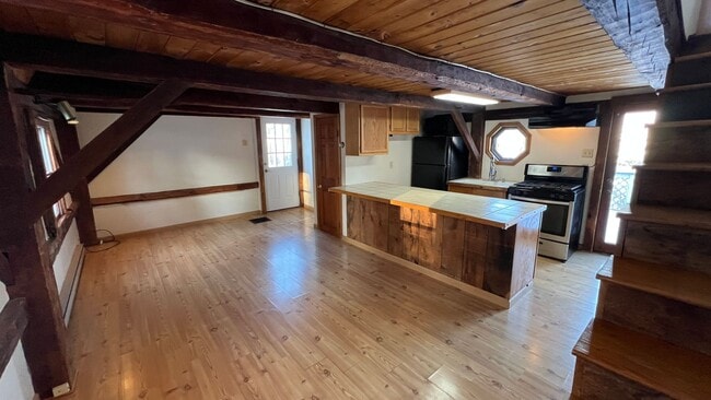 Building Photo - Rustic Single Family Home, Private Deck, Fenced-In Back Yard, Wood Flooring ...