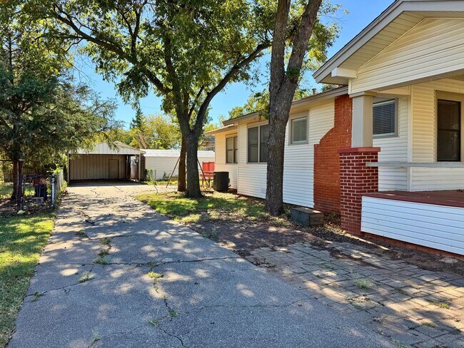 Building Photo - Adorable 3 Bed, 1 Bath Craftsman Home