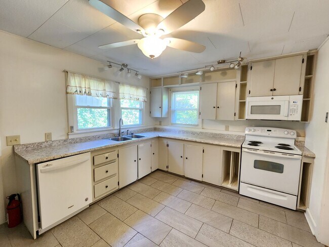 Building Photo - LOCATION! Close to Downtown Black Mountain