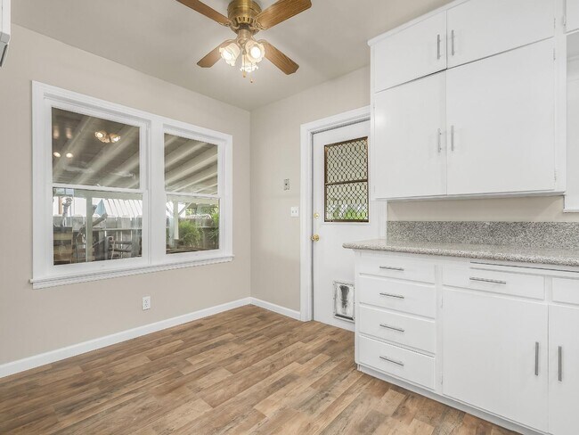 Building Photo - 2140 E Floradora Ave