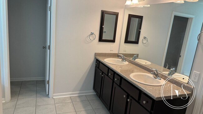 Building Photo - SUMMER MOVE-IN SPECIAL: $1000 OFF 1ST MONT...