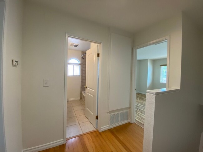 Building Photo - Bright and Spacious 2 Bed/1.5 Bath South O...