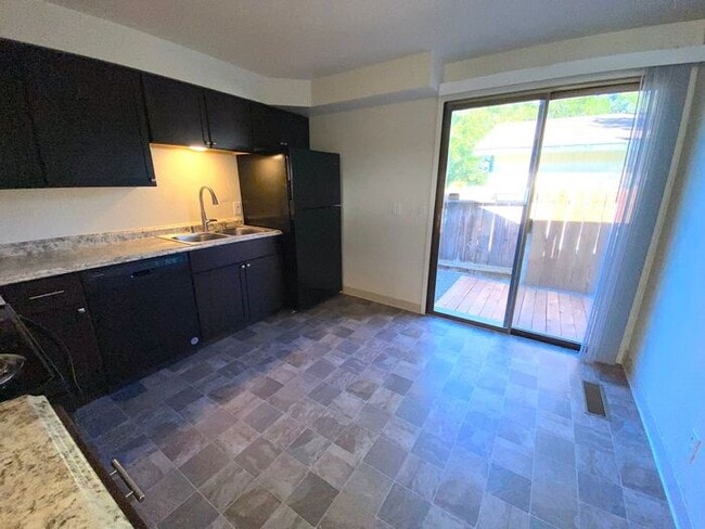 Building Photo - Charming Sparks Duplex - Yard/Garage/AC/1 Pet Friendly