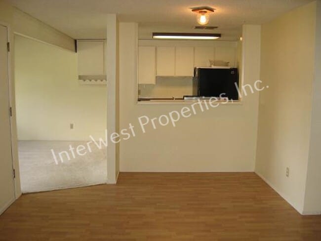 Building Photo - 3 BR Townhome- Wonderful Privacy Deck in Beaverton with 1 Car Garage & A/C!