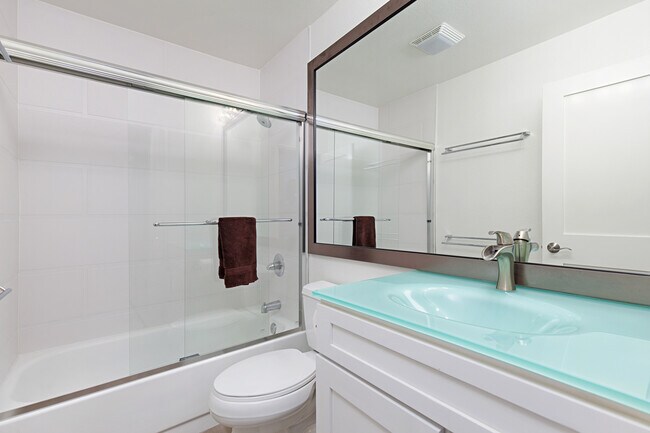 2nd bedroom bathroom - 544 Via De La Valle