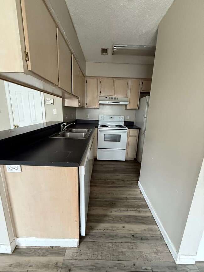 Building Photo - 3 Bed Townhouse on Nuggett Lane, available...