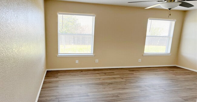 Building Photo - 4203 Lonesome Dove Dr