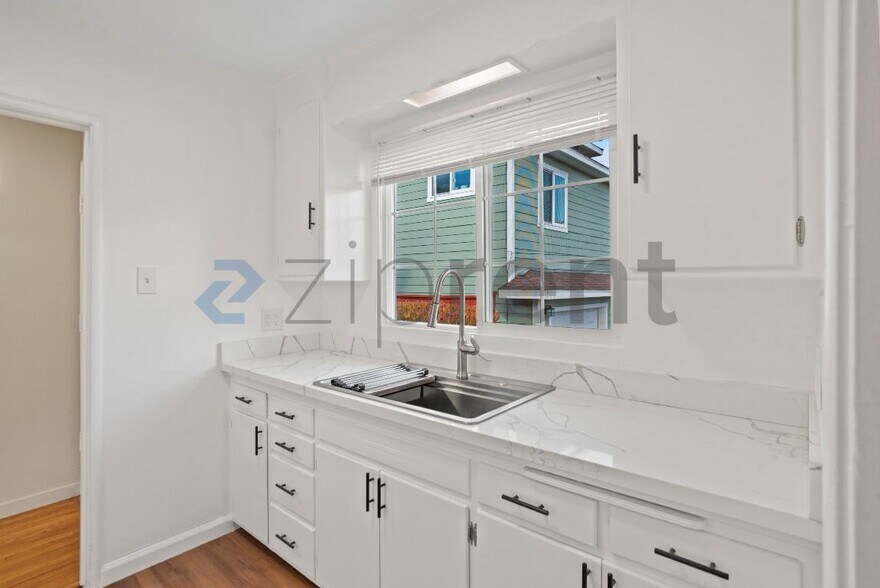 Building Photo - 2033 High St