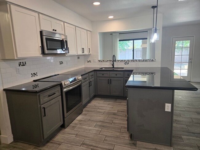 Building Photo - Coming Soon! ?Beautiful 4 bed, 2 bath Home, NO HOA! (Available 05/15/26)