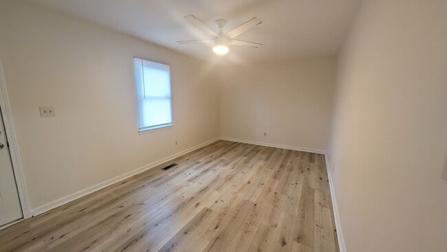 Building Photo - 2BR/1.5BA Renovated Townhome