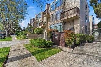 Building Photo - 11 Hayward Ave