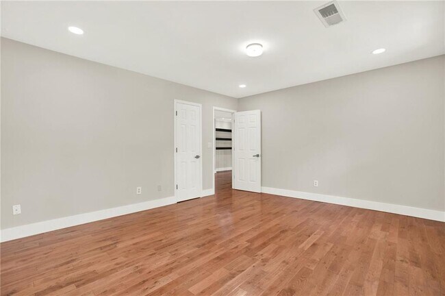 Building Photo - 3270 Brookview Dr