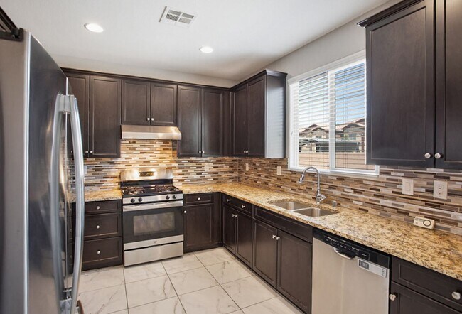 Building Photo - 4 Bed, Beauty With First Floor Bed And Full Bath