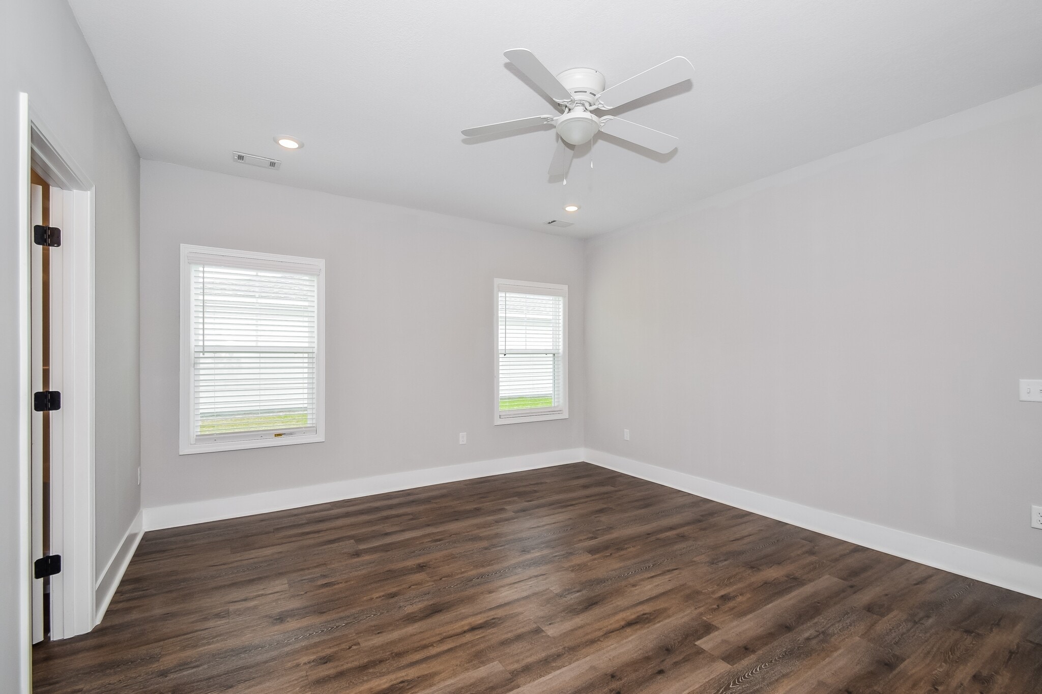 Building Photo - 1047 Autumns Wood Cir E