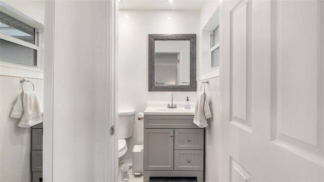 Building Photo - 152 SW 59th Ave