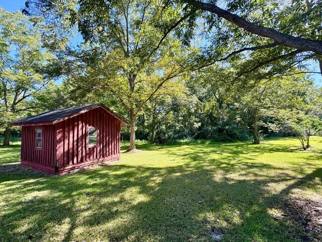 Building Photo - Beautiful home surrounded by nature & beauty!