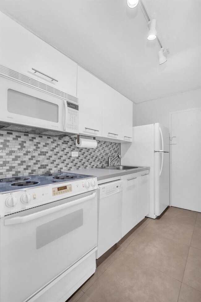 Building Photo - 5313 Collins Ave