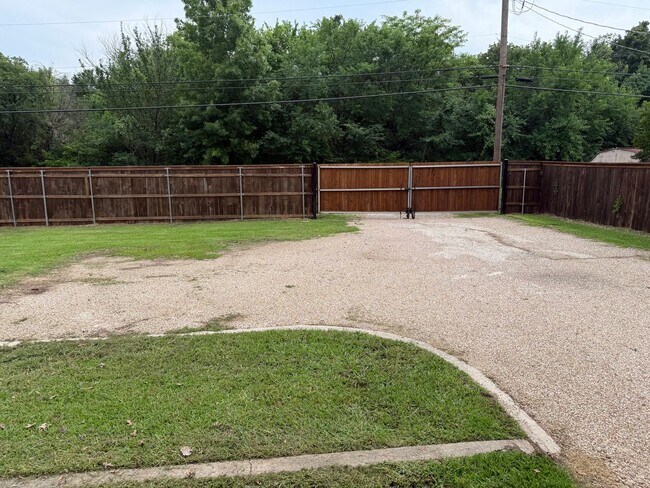 Building Photo - TEXAS SIZED WHITESBORO HOME FOR LEASE! 4 BEDROOMS-LOTS OF SPACE! HURRY!