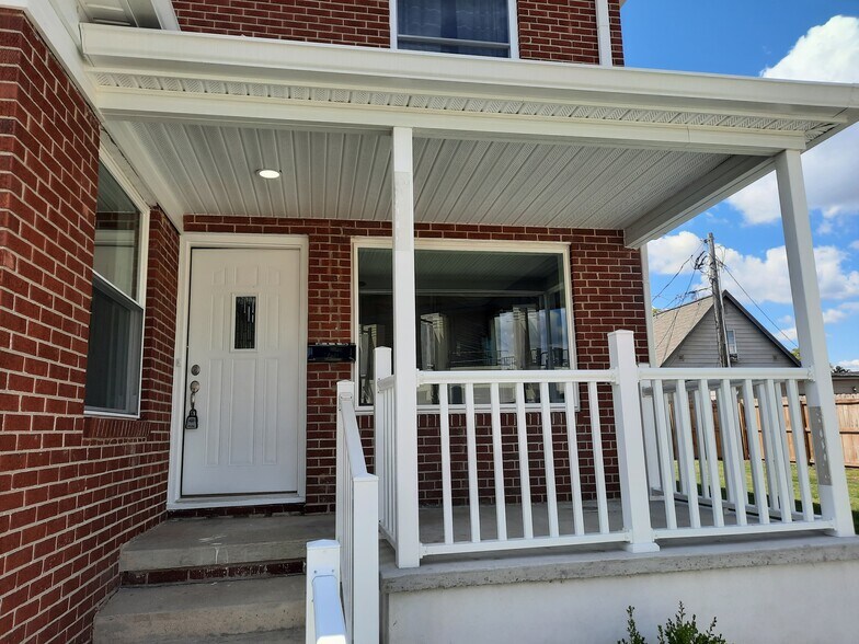 Building Photo - 2115 Main St