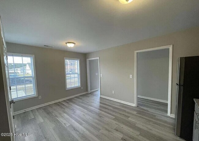 Building Photo - 312 S Pointe Dr
