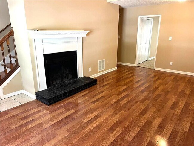 Building Photo - 8019 Woodlake Dr