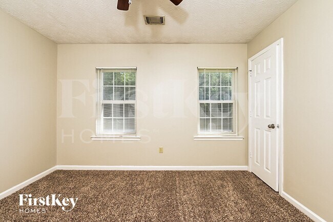 Building Photo - 215 Brooks Dr