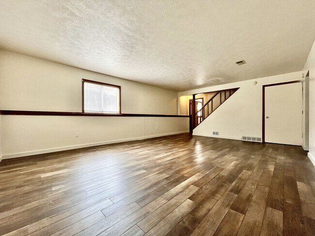 Building Photo - Four Bedroom Duplex in Kentwood