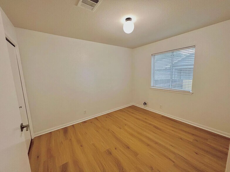 Building Photo - 1615 Royal Ascot Dr