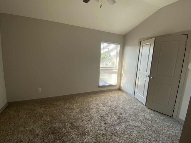 Building Photo - Modern Townhome for rent in Hurst!