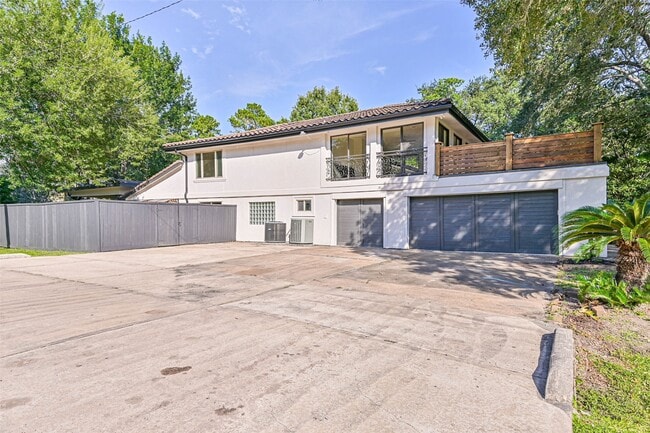 Building Photo - 1207 Thomas Dr