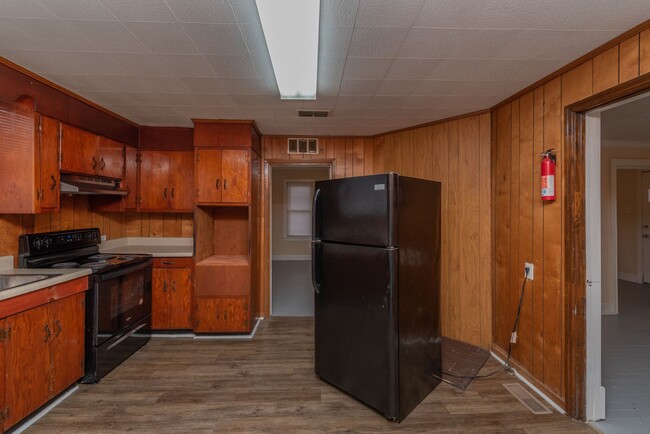 Building Photo - PRICE REDUCED- $995 - Cute 3 Bed/2 Bath Si...