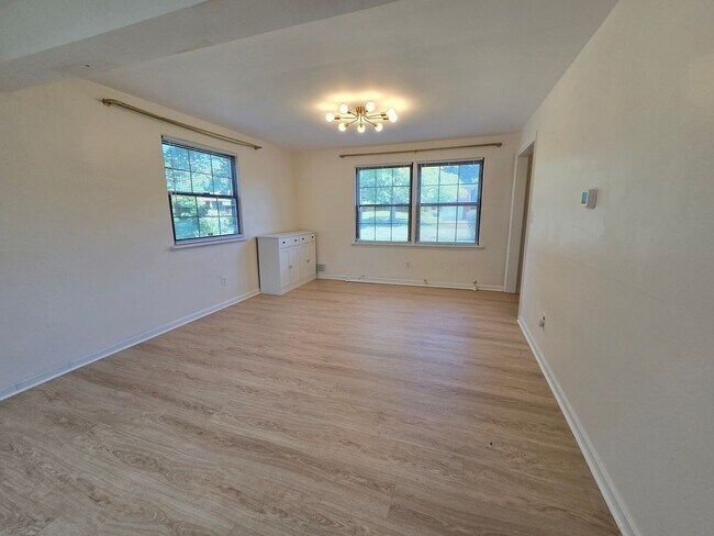 Building Photo - 454 Colonial Dr
