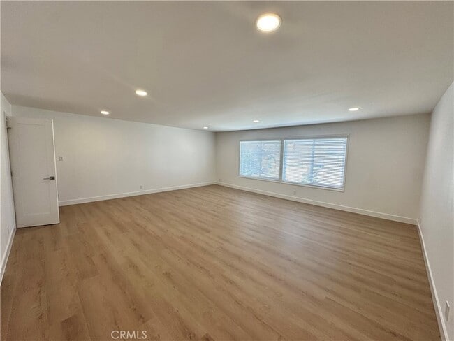 Building Photo - 9872 Kings Canyon Dr