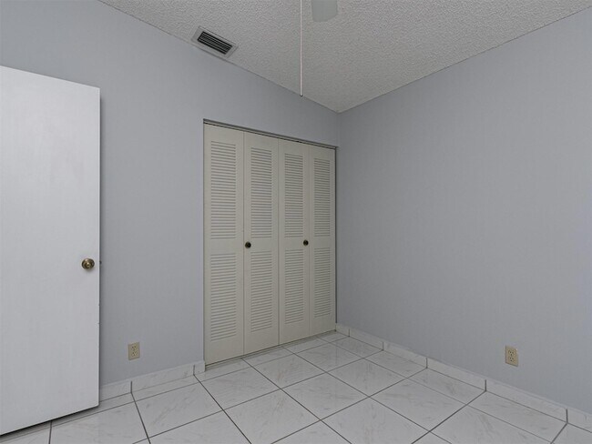 Building Photo - 556 Woodgate Cir