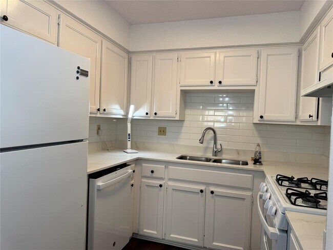 Building Photo - 12900 Hymeadow Dr