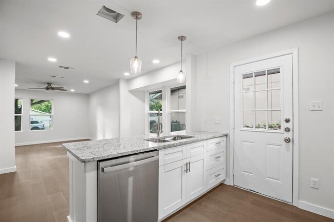 Building Photo - 7520 Uray Dr